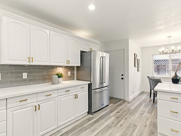3rd image of 32250 Crest Ln