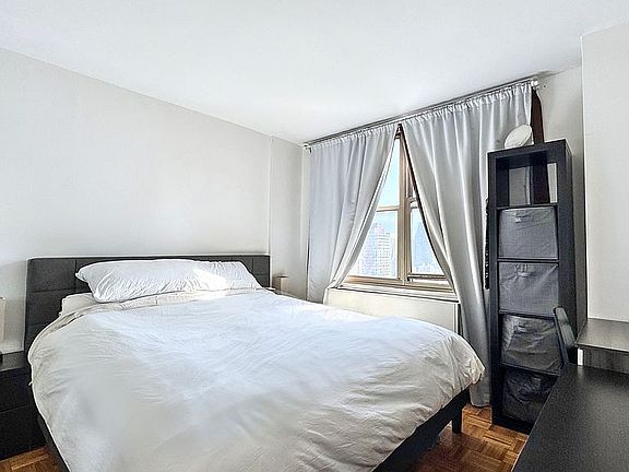 5th image of 301 E 79th St