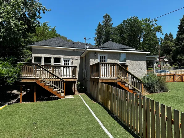 594 Estremado St, Gold Hill, OR 97525