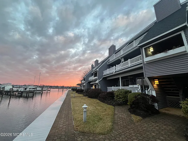 210 Spinnakers Cv — Photo 9