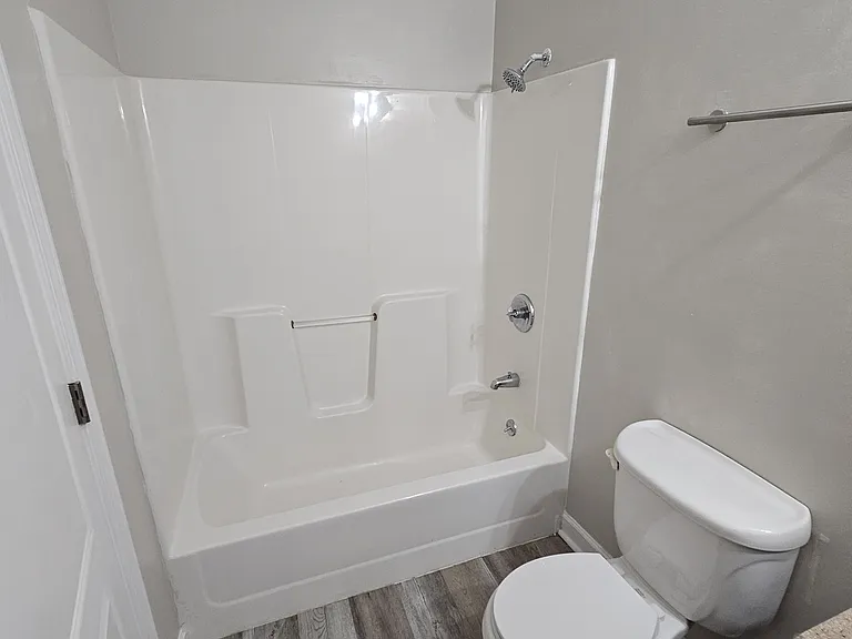 972 Crosby Ln — Photo 2