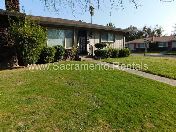 3rd image of 2637 Latham Dr