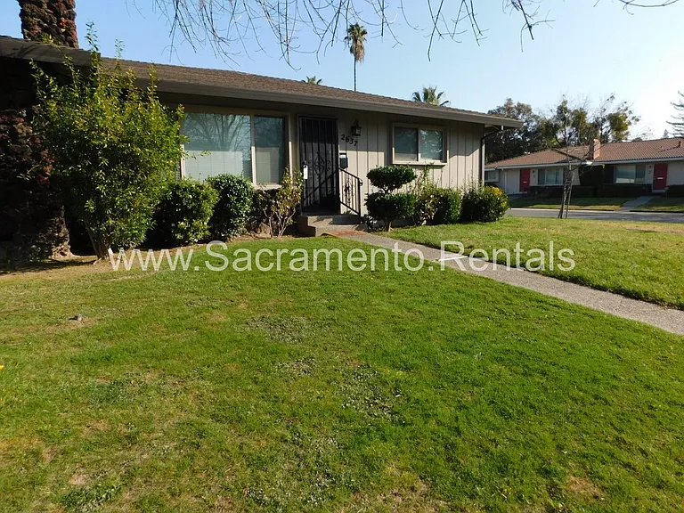 2637 Latham Dr — Photo 3