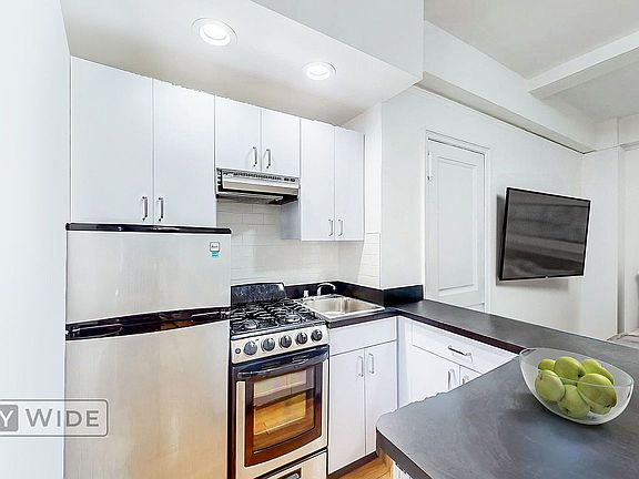 3rd image of 140 E 46th St APT 4D