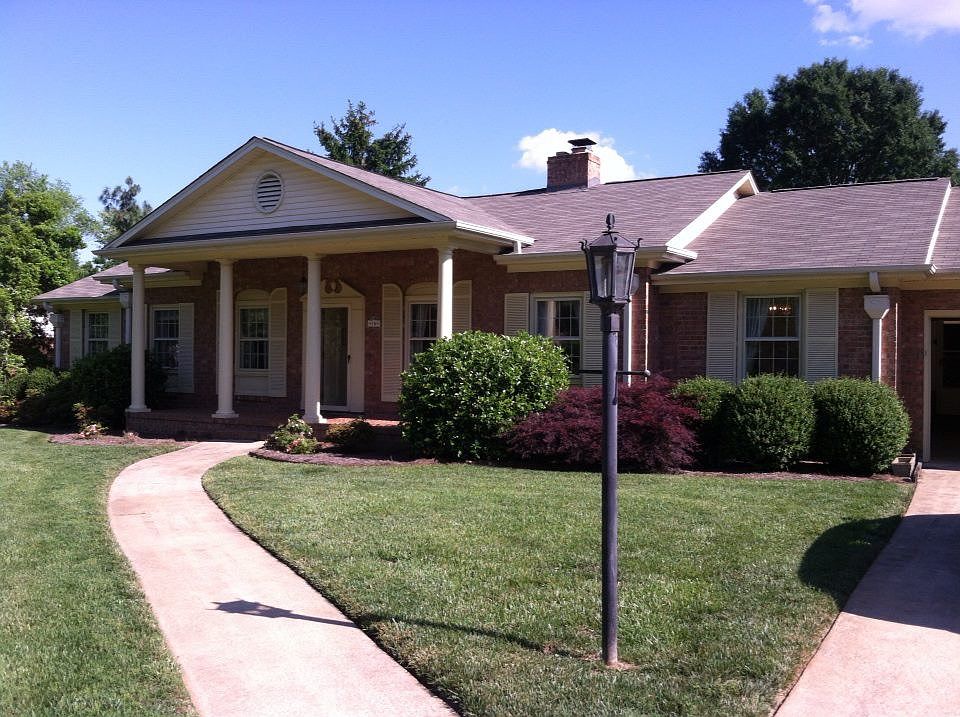 1st image of 14 Hillsborough Dr