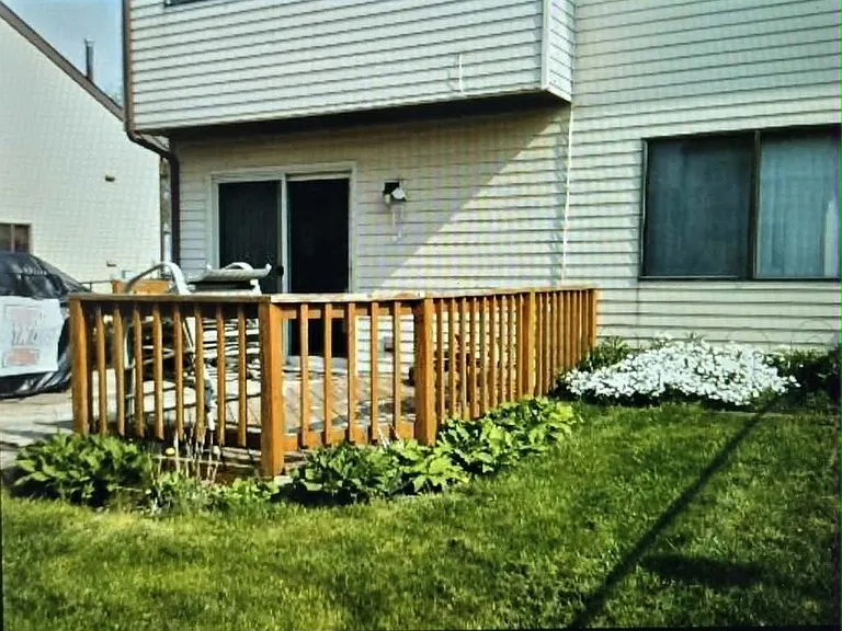 1733 Howe Ln — Photo 2