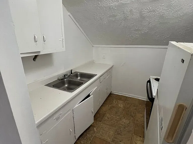 1142 Lyle St — Photo 5