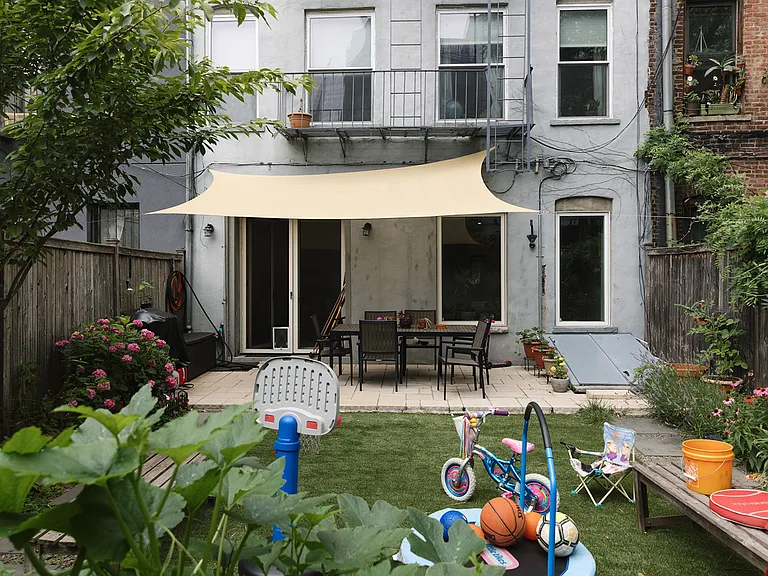 140 Scholes St #1B — Photo 6