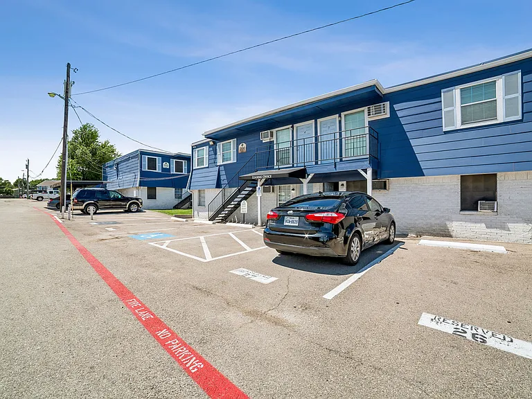 L ABRI APARTMENTS — Photo 11