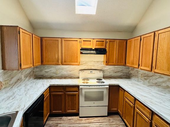3rd image of 6513 White Oak Dr