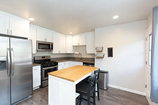 3 bed, 959 sqft, $3,688 — Photo 1