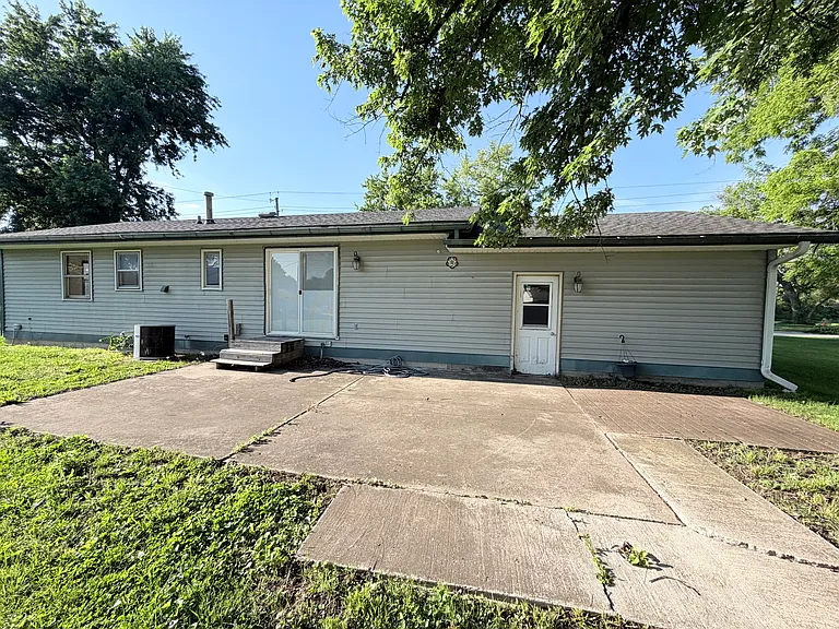1002 W Saunders St — Photo 2