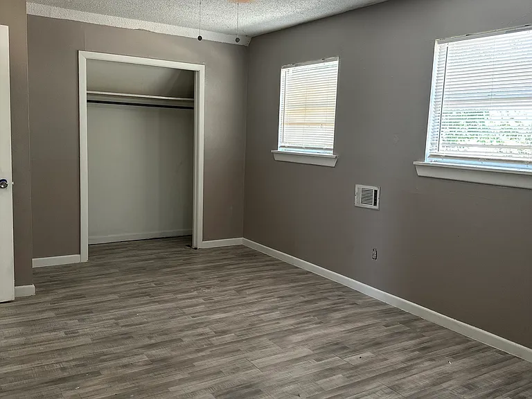 2126 Glendale Dr — Photo 3