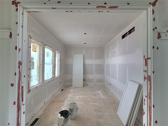 5th image of 18220 Monrovia St