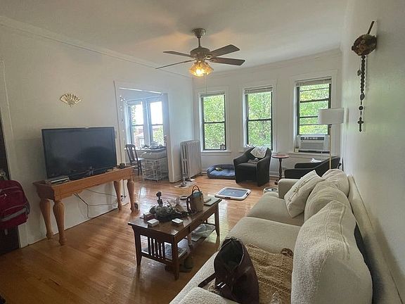 3rd image of 2325 W Ainslie St APT 3