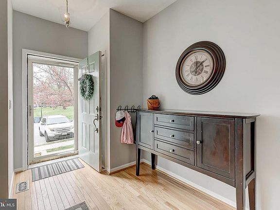 3rd image of 19 Snowberry Ct