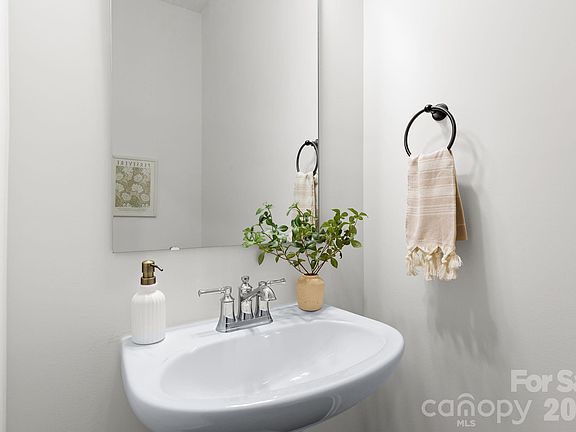 5th image of 2753 Aubrey St