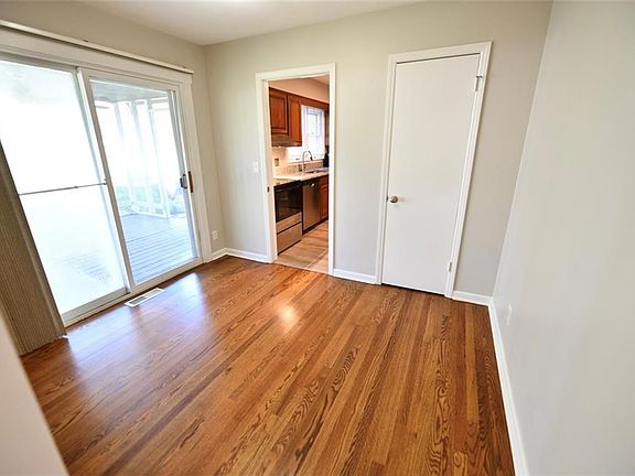 4th image of 302 NE Howard Ave