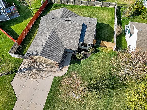 3rd image of 1025 W Basswood Dr