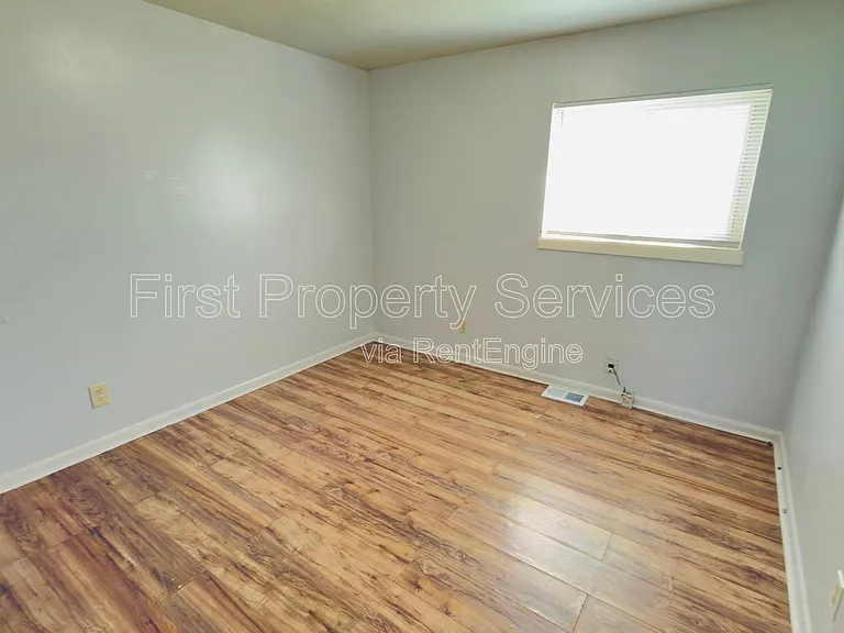 400 N Clark Blvd #1 — Photo 6