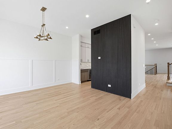 3rd image of 4242 N Sacramento Ave