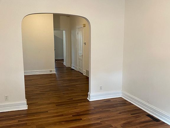 3rd image of 3052 N Clifton Ave #1