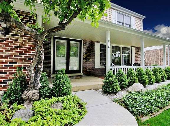 2nd image of 1818 E Canterbury Dr
