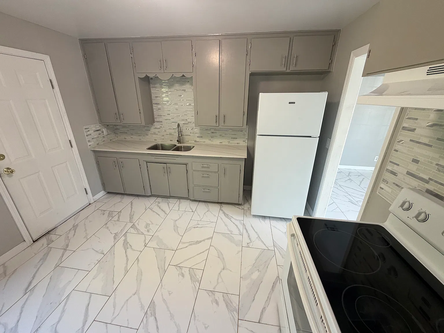 3 bed, 950 sqft, $1,550 — Photo 4