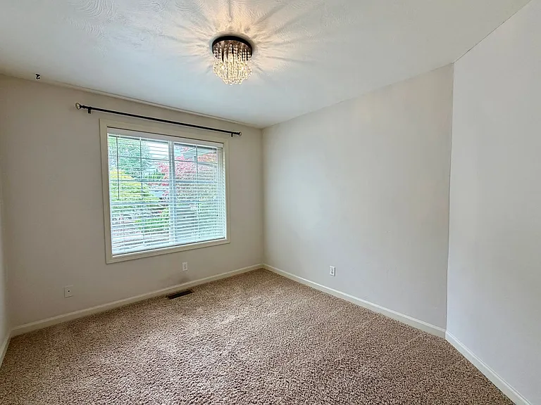 555 Edwards Dr — Photo 10
