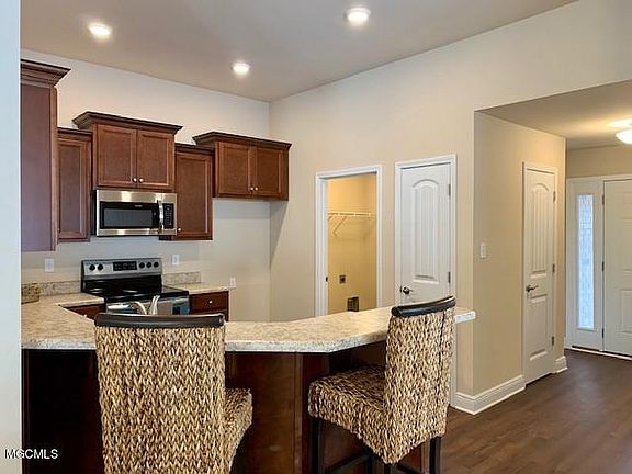 5th image of 13720 Fox Hill Dr