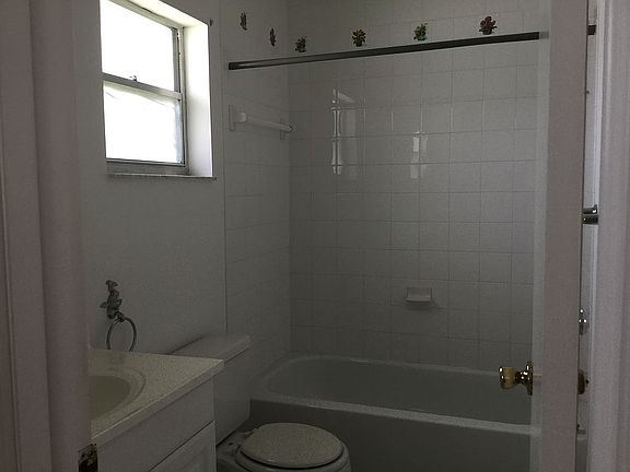 3rd image of 1270 NW 82nd Ave