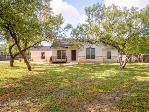 915 County Road 3822, San Antonio, TX 78253