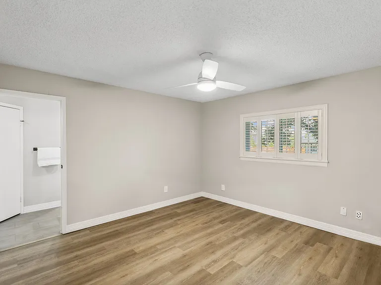 849 N Riverside Dr — Photo 15