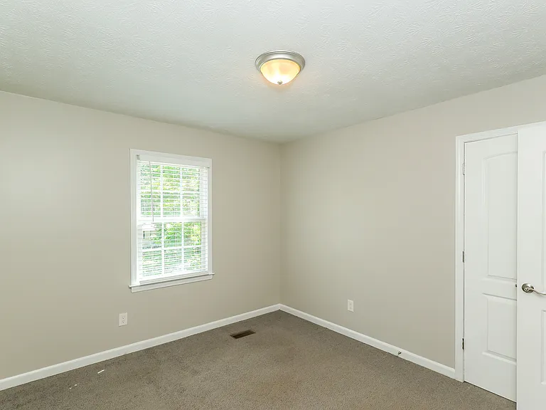 106 Mallard Dr — Photo 3
