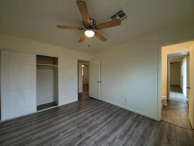 4702 N 48th Ave — Photo 7
