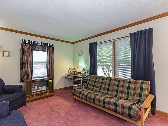3rd image of 913 Essex Dr