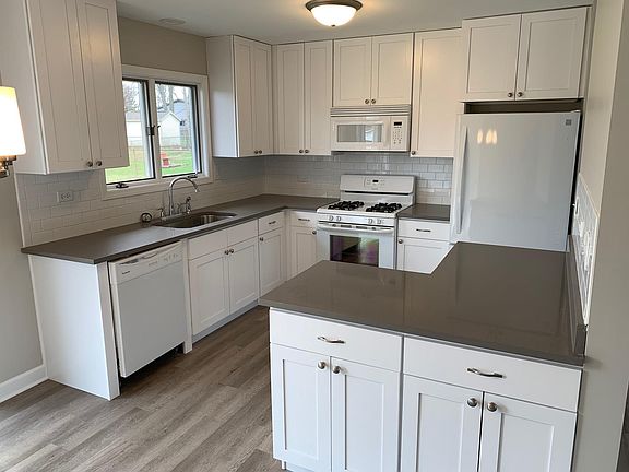 4th image of 1550 Spruce Ave