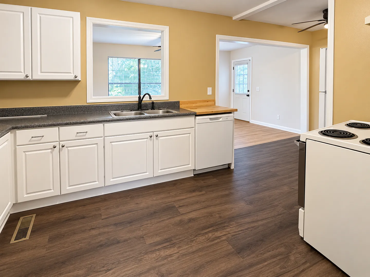 1205 Fairway Drive SW — Photo 3