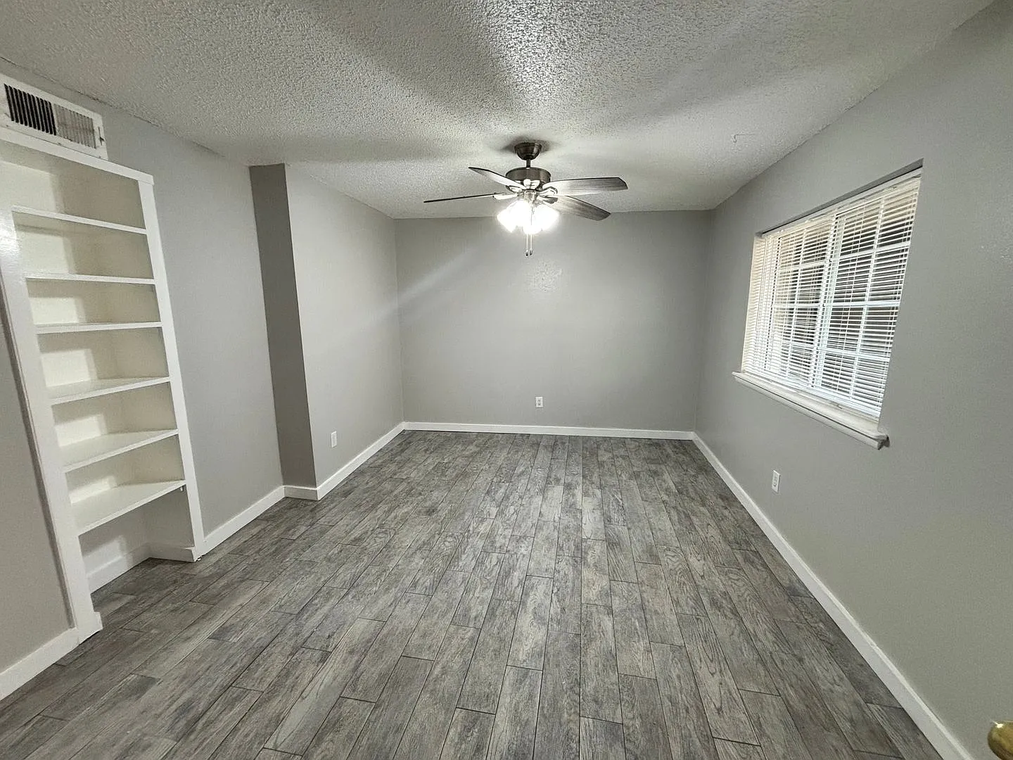 Updated 2 bedroom, 1 bathroom with granite countertops and located on the 1st floor — Photo 3