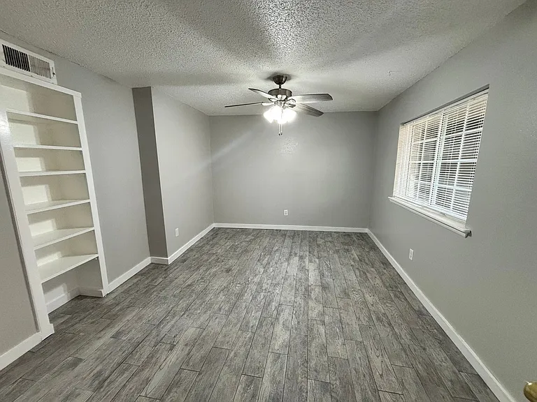 320 E Edwards St #12 — Photo 3