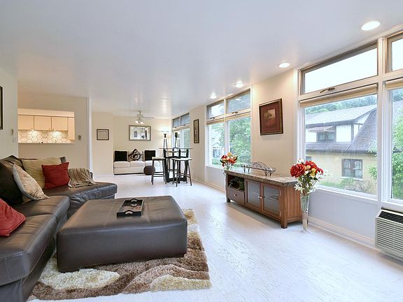 4th image of 222 N Marion St APT 1I
