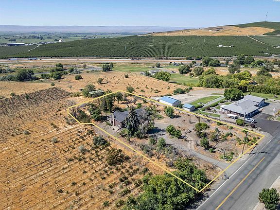 3rd image of 1381 W Riverside Ave