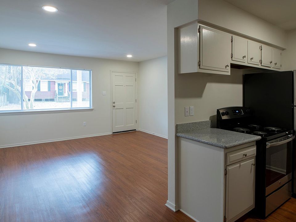 Step right out onto Capital Heights! Beautiful apartment with new finishes & fixtures and abundant natural light!