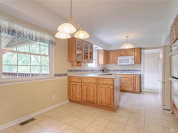 5th image of 8 Suffolk Ct