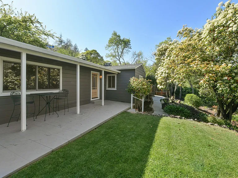 925 Hawthorn Dr — Photo 19