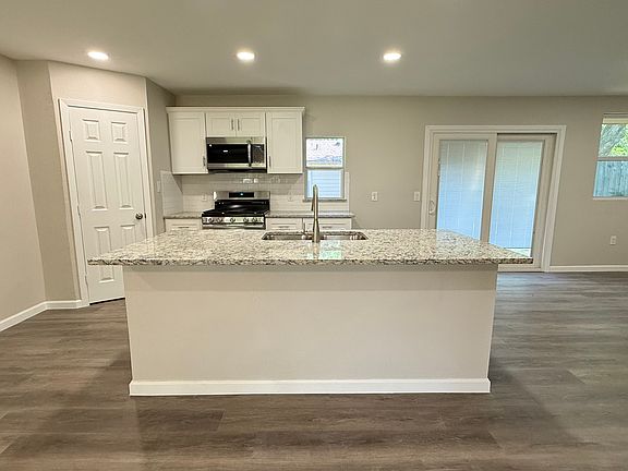 3rd image of 1817 Crescent St