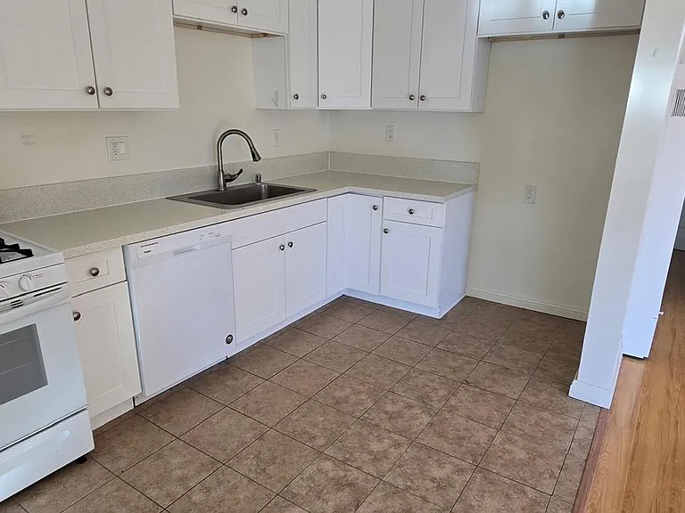 Coral Reef Apartments — Photo 16