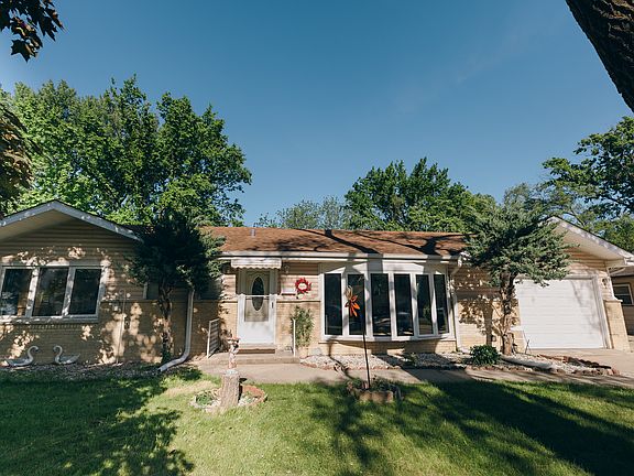 4th image of 9425 Margail Ave