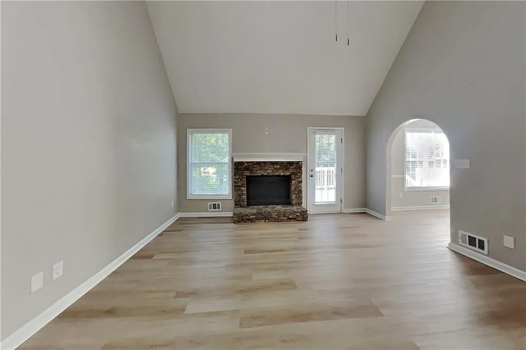 4 bed, 2.5 bath, 1900 sqft, $2,400 — Photo 2