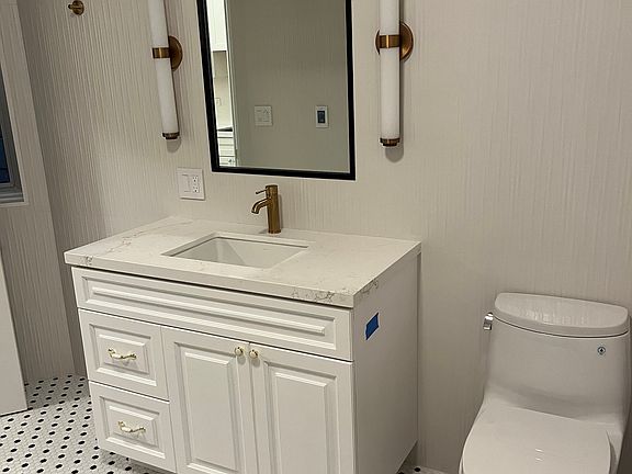 5th image of 431 Union St #1/2